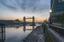 Восход солнца над Темзой и Тауэрским мостом — стоковое фото