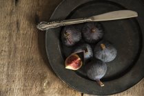 Fresh figs on plate — Stock Photo