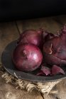 Rote Zwiebeln auf Teller — Stockfoto
