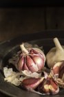 Spicchi d'aglio freschi sul piatto — Foto stock