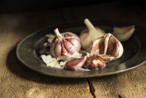 Spicchi d'aglio freschi sul piatto — Foto stock
