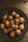 Mucchio di cipolle su piatto — Foto stock