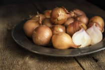 Pile of onions on plate — Stock Photo