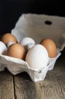 Uova fresche in scatola di uova — Foto stock