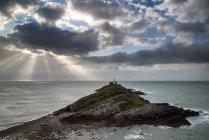 Пейзаж маяка с бурным небом — стоковое фото