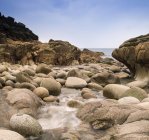 Вода изношена древними камнями — стоковое фото