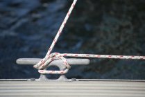 Dettaglio tacchetto corda yacht — Foto stock