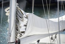Mast and sail system on yacht sailboat — Stock Photo