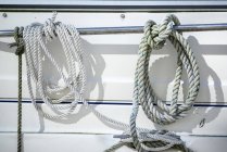 Ropes and cleats details on yacht — Stock Photo