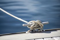 Dettaglio tacchetto corda yacht — Foto stock