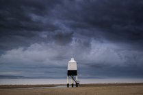 Stelzenleuchtturm am Strand — Stockfoto