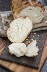 Rolo de pão rústico fresco cortado — Fotografia de Stock