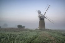 Windmühle in atemberaubender Landschaft — Stockfoto