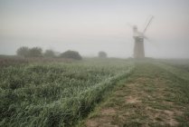 Vecchio mulino a vento nella nebbiosa campagna inglese — Foto stock