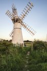 Paysage de moulin à vent et rivière au lever du soleil — Photo de stock