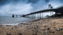 Seebrücke an stürmischem Tag — Stockfoto