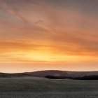 Impresionante puesta de sol sobre la granja - foto de stock