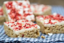 Strawberry and meringue topped flapjack — Stock Photo