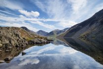 Picos de Wast Water y Lake District - foto de stock