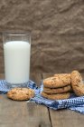 Biscotti al cioccolato e bicchiere di latte — Foto stock