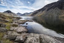Aguas residuales con montañas reflejadas en el lago - foto de stock