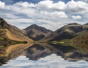 Wast Water with mountains reflected in lake — Stock Photo