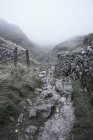 Paisaje de colinas rocosas en Yorkshire Dales - foto de stock