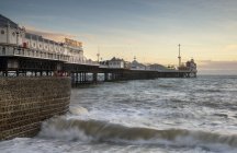 Tramonto invernale sul molo di Brighton — Foto stock