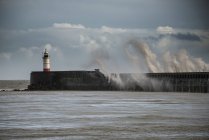 Riesige Meereswellen stürzen über Leuchtturm — Stockfoto
