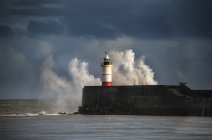 Величезні морські хвилі розбилися над маяком — стокове фото