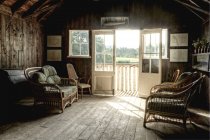 Старый лодочный домик под ярким летним солнцем — стоковое фото