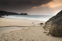 Porthcurno, жовтий пісок пляжу — стокове фото