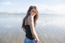 Жінка насолоджується сонячним сяйвом на пляжі — стокове фото