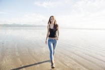Femme profitant du soleil sur la plage — Photo de stock