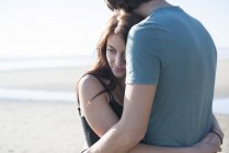 Couple embrassant sur la plage — Photo de stock