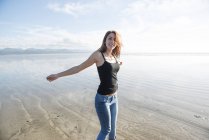 Frau genießt Sonne am Strand — Stockfoto