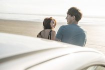 Paar genießt Sonne am Strand — Stockfoto