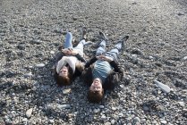 Пара лежащих вместе на пляже — стоковое фото