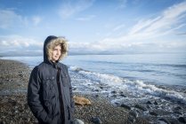 Хлопчик, прогулянки на пляж — стокове фото