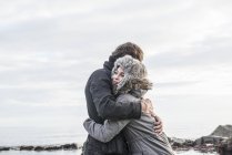 Couple embracing on beach — Stock Photo
