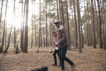 Paar mit Hund auf Waldspaziergang — Stockfoto