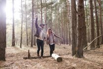Coppia divertirsi durante la passeggiata nella foresta — Foto stock