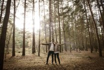 Paar kommuniziert bei Waldspaziergang mit der Natur — Stockfoto