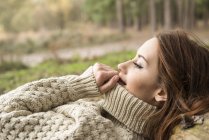 Frau kommuniziert mit der Natur im Wald — Stockfoto