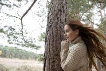 Frau kommuniziert mit der Natur im Wald — Stockfoto