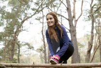 Femme se préparant à faire du jogging dans la forêt — Photo de stock