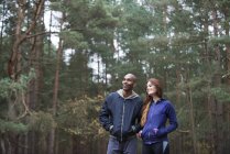 Jeune couple jouissant d'un environnement forestier — Photo de stock