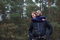 Giovane coppia godendo ambiente forestale — Foto stock