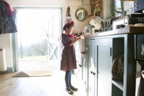 Дівчина миє посуд на кухонній мийці — стокове фото