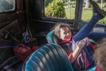 Дети играют в винтажном автомобиле — стоковое фото